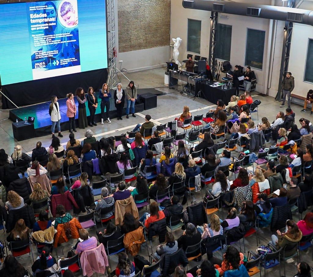 Imagen de Arita dando prácticas a un público